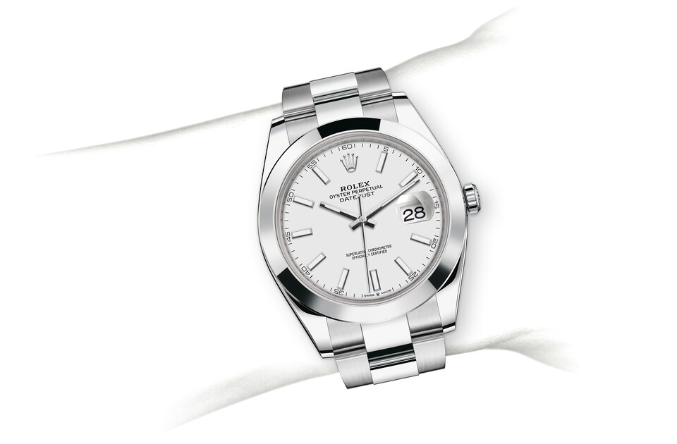 m126300-0005_modelpage_on_wrist_landscape.jpg