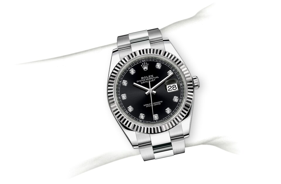 m126334-0011_modelpage_on_wrist_landscape.jpg