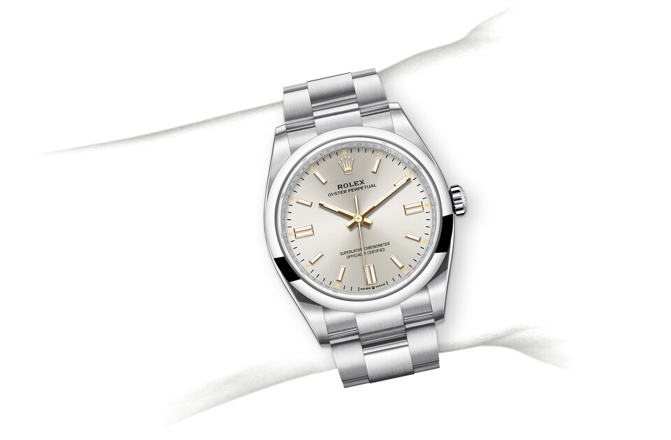 m126000-0001_modelpage_on_wrist_landscape-1.jpg