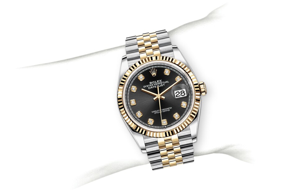 m126233-0021_modelpage_on_wrist_landscape-1.jpg