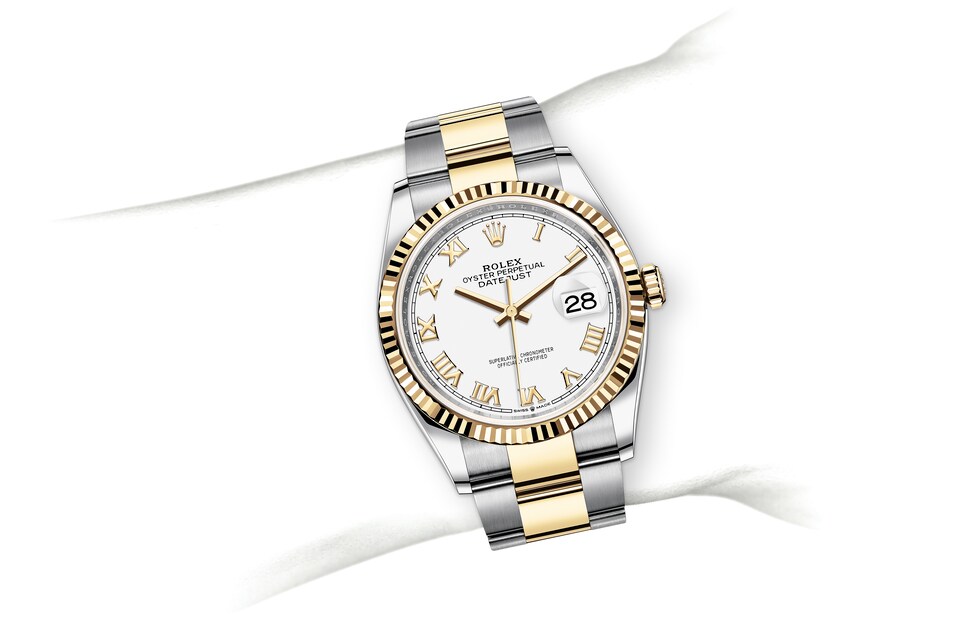 m126233-0030_modelpage_on_wrist_landscape-1.jpg