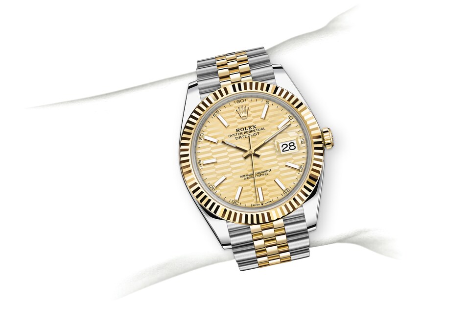 m126333-0022_modelpage_on_wrist_landscape-1.jpg