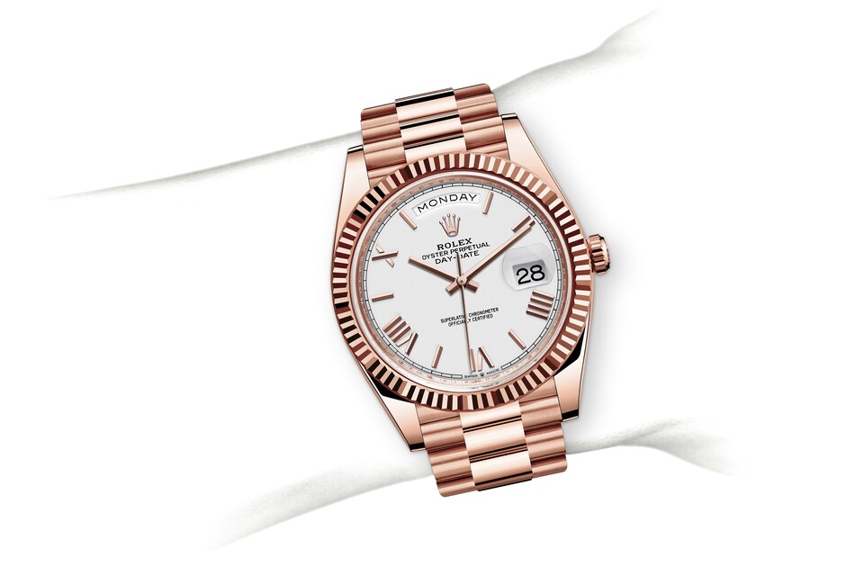 m228235-0032_modelpage_on_wrist_landscape-1.jpg