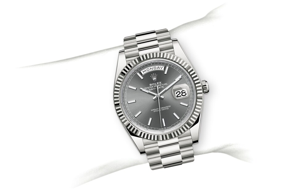 m228239-0060_modelpage_on_wrist_landscape-1.jpg