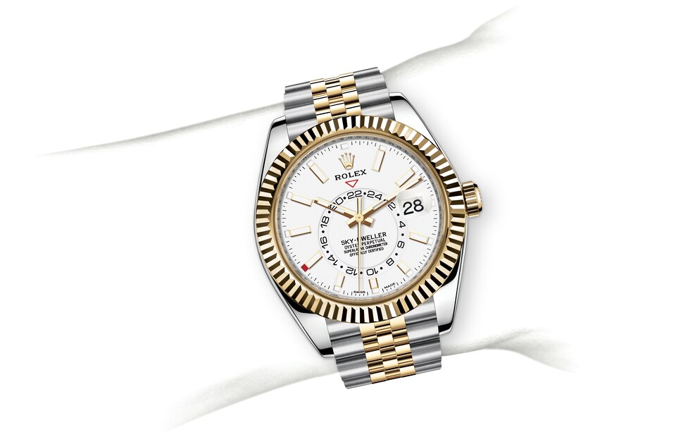 m326933-0010_modelpage_on_wrist_landscape-1.jpg