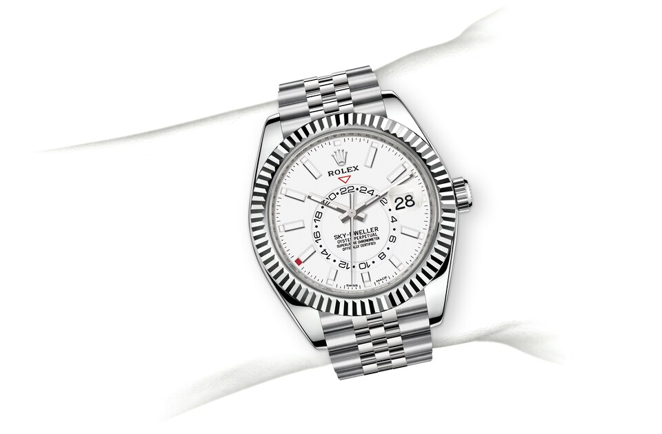 m326934-0002_modelpage_on_wrist_landscape-1.jpg