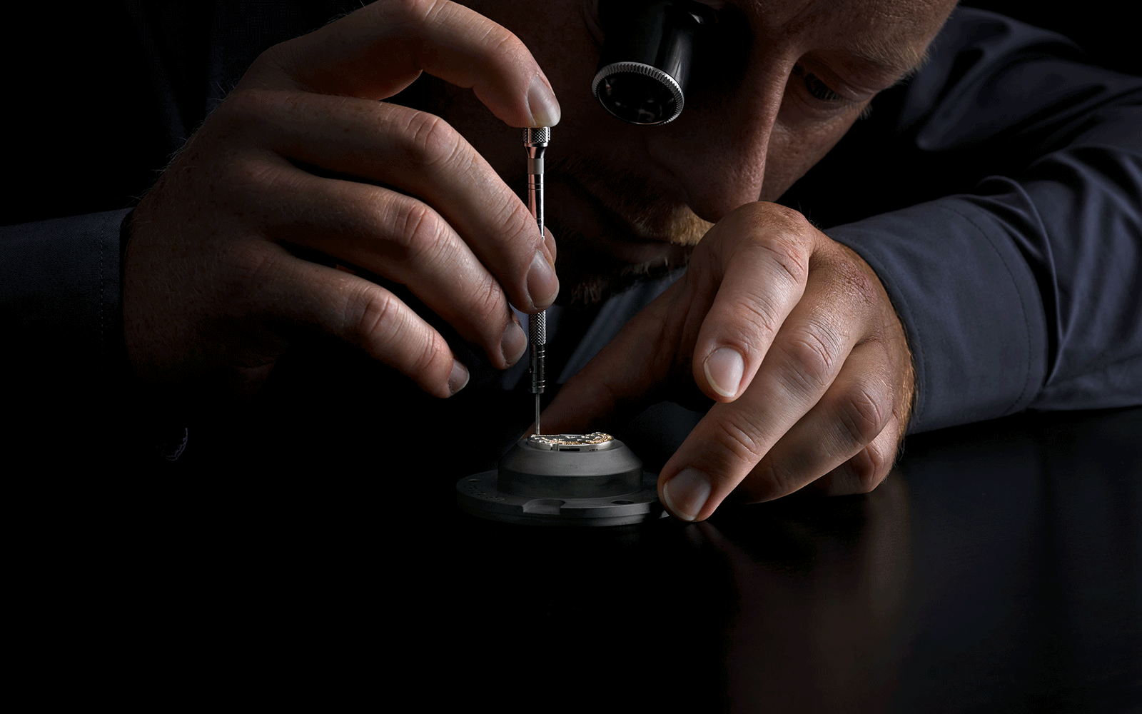 The art of reflection characterises the watchmaker’s way of working: final assembly of a movement by A. Lange & Söhne.