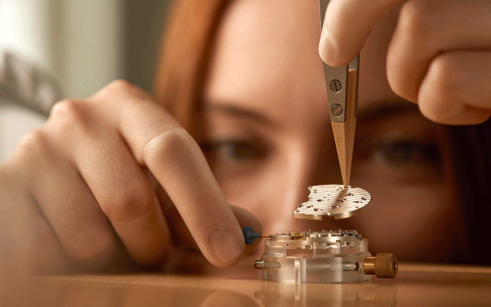 The LANGE 1 MOON PHASE is shaped by the harmony between 438 components with tolerances of hundredths of a millimetre. As like all Lange watches, it is assembled twice.