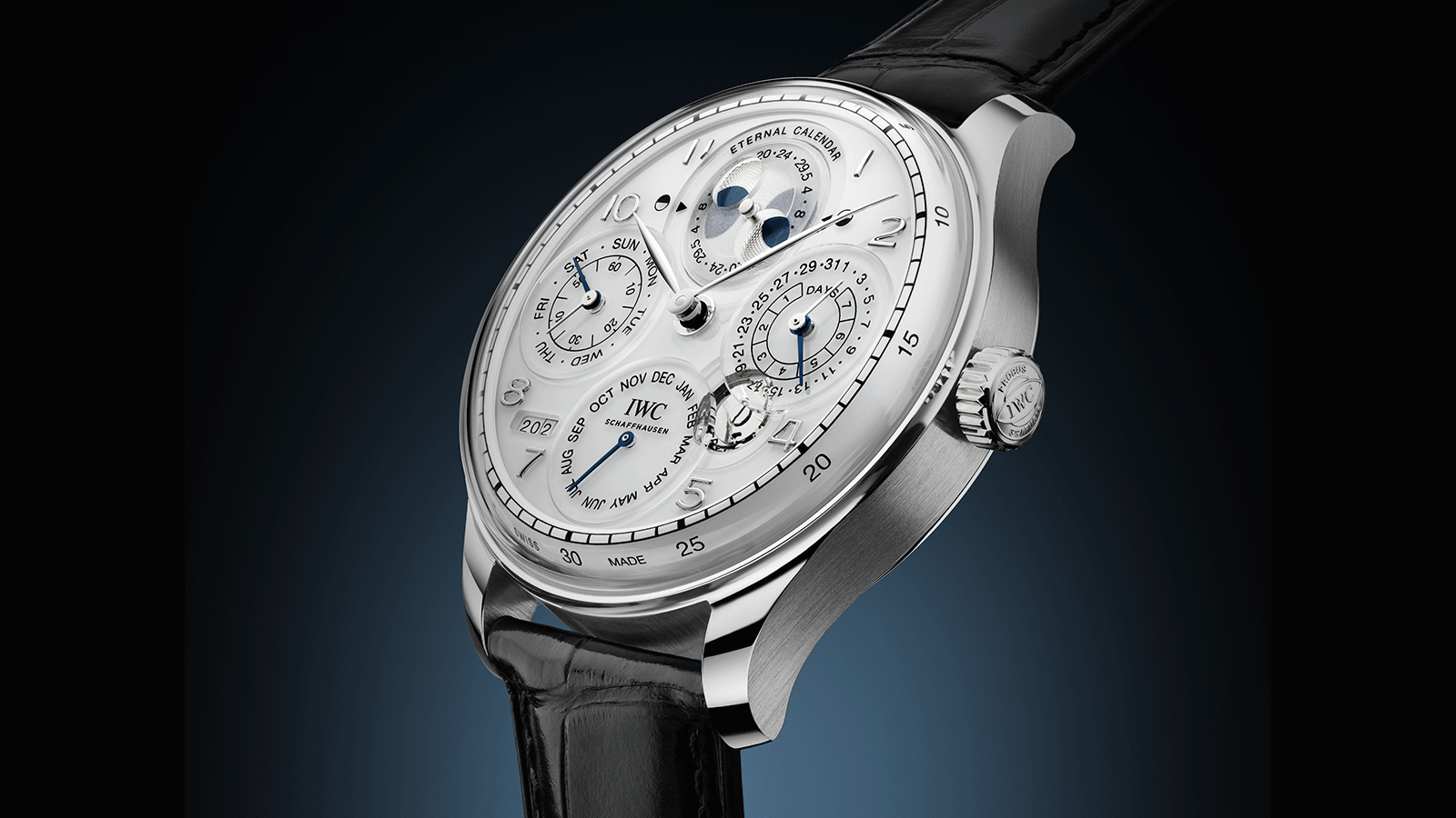 The Portugieser Eternal Calendar is based on the same modular and synchronised design as the existing perpetual calendar. All its displays can be advanced using the crown.