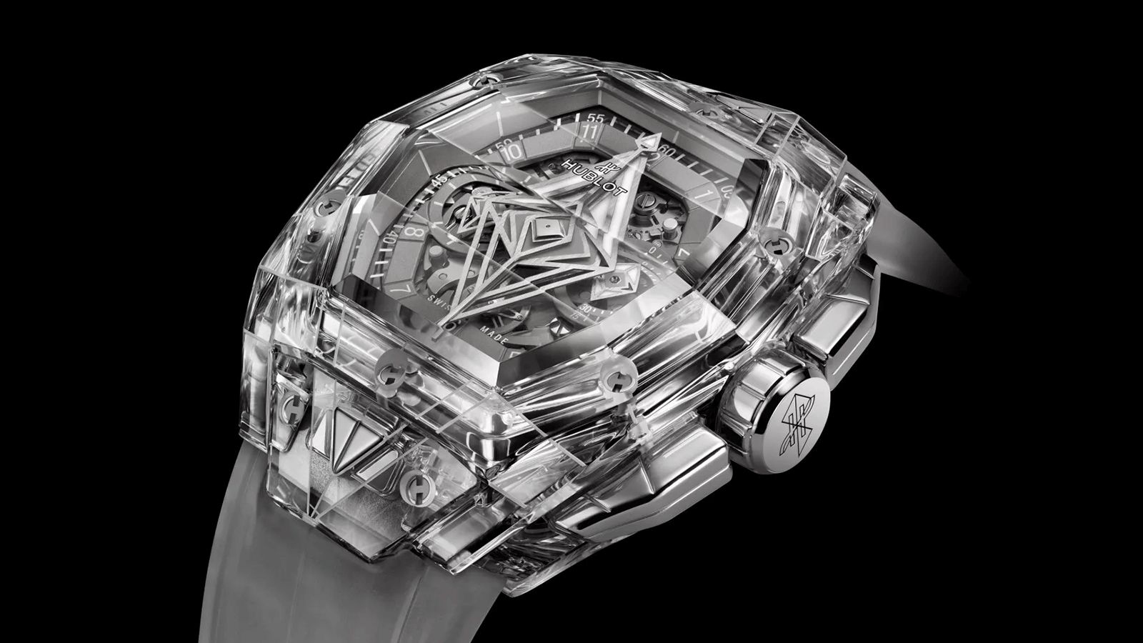 The sapphire now extends from the dial – which already revealed the HUB4700 self-winding skeleton chronograph movement through the disc hands designed by Sang Bleu – to the case and the bezel, enhancing the watch’s organic design.