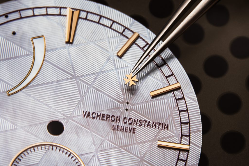 The motif creates captivating light effects as it catches the light with each movement of the wrist. On silver-toned dials, it adds contemporary sophistication, while on mother-of-pearl surfaces, it creates a mesmerizing interplay of iridescence and texture.