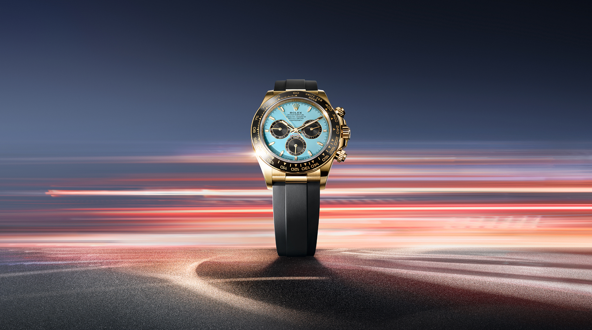 The Cosmograph Daytona dons a turquoise blue lacquer dial paired with bright black counters. The rich colours set against the precious 18 ct yellow gold of the case and the technical characteristics of the Oysterflex bracelet offer a remarkably refreshing combination.