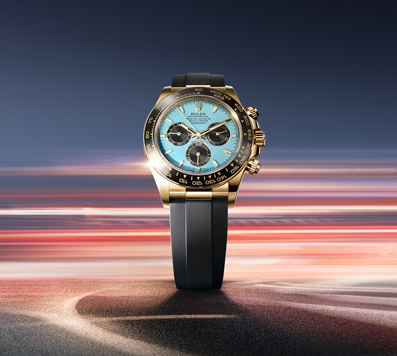 The Cosmograph Daytona dons a turquoise blue lacquer dial paired with bright black counters. The rich colours set against the precious 18 ct yellow gold of the case and the technical characteristics of the Oysterflex bracelet offer a remarkably refreshing combination.