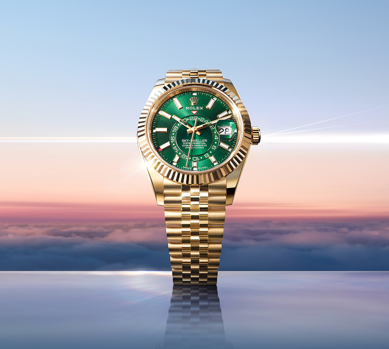 For the first time, the Sky-Dweller brings together two of the brand’s iconic colours, juxtaposing a sunray-finished, bright green dial with a case and bracelet in 18 ct yellow gold.