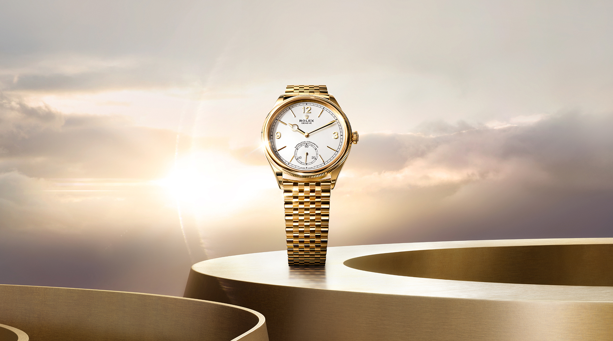 The Perpetual 1908 in 18 ct yellow gold is now available on a bracelet fashioned entirely in this precious metal.