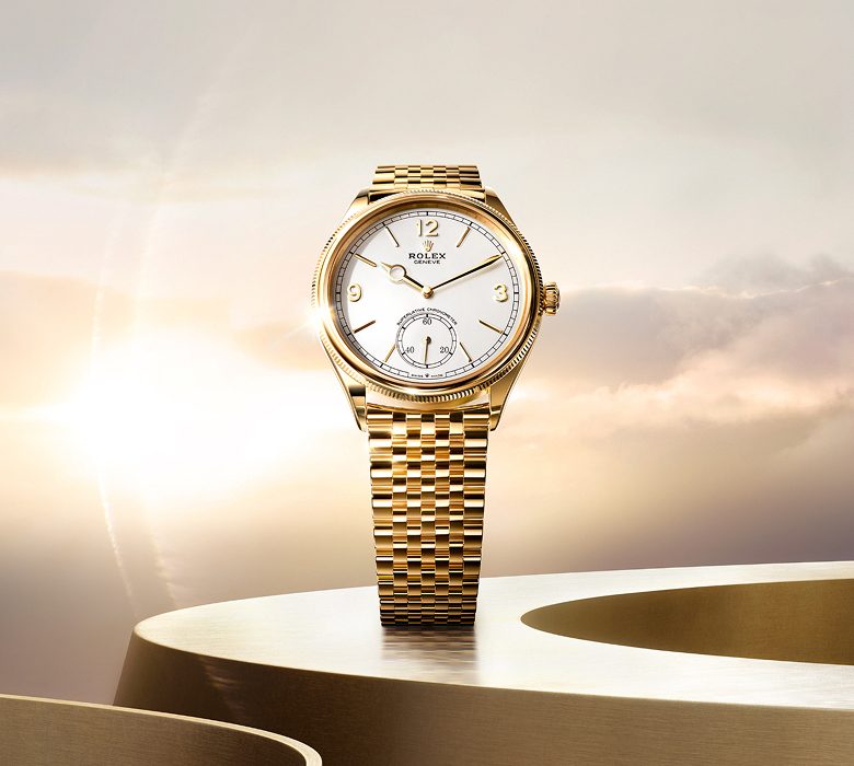 The Perpetual 1908 in 18 ct yellow gold is now available on a bracelet fashioned entirely in this precious metal.