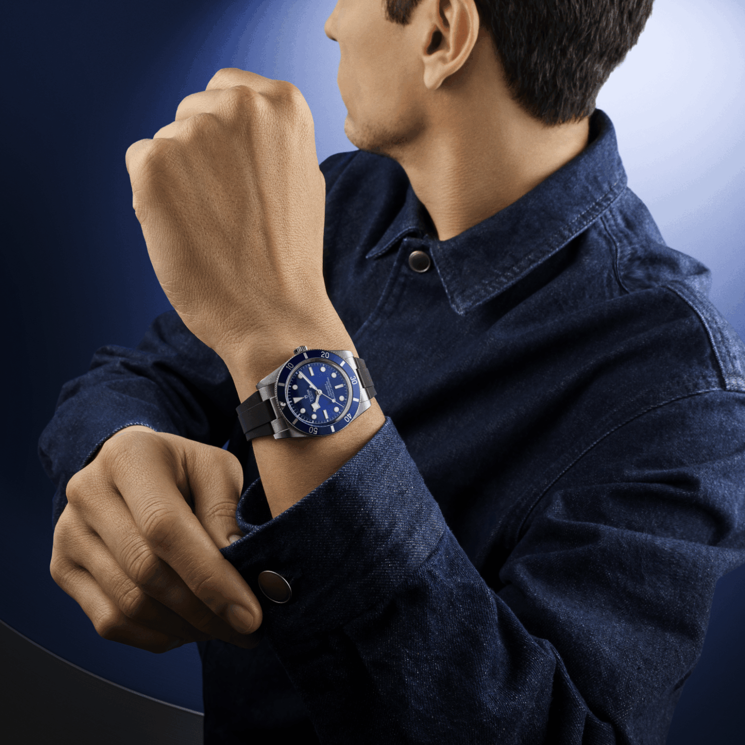 m79000b-0002 Black Bay 54